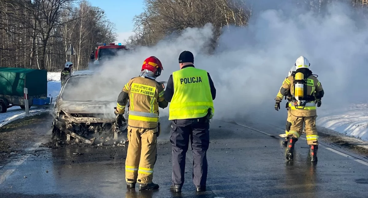 Pożar samochodu na drodze wojewódzkiej 577 w Wężykach  