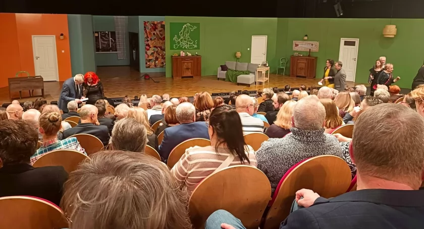 Udana wycieczka do Teatru Dramatycznego w Płocku na premierowy spektakl komediowy „Pomoc domowa” 