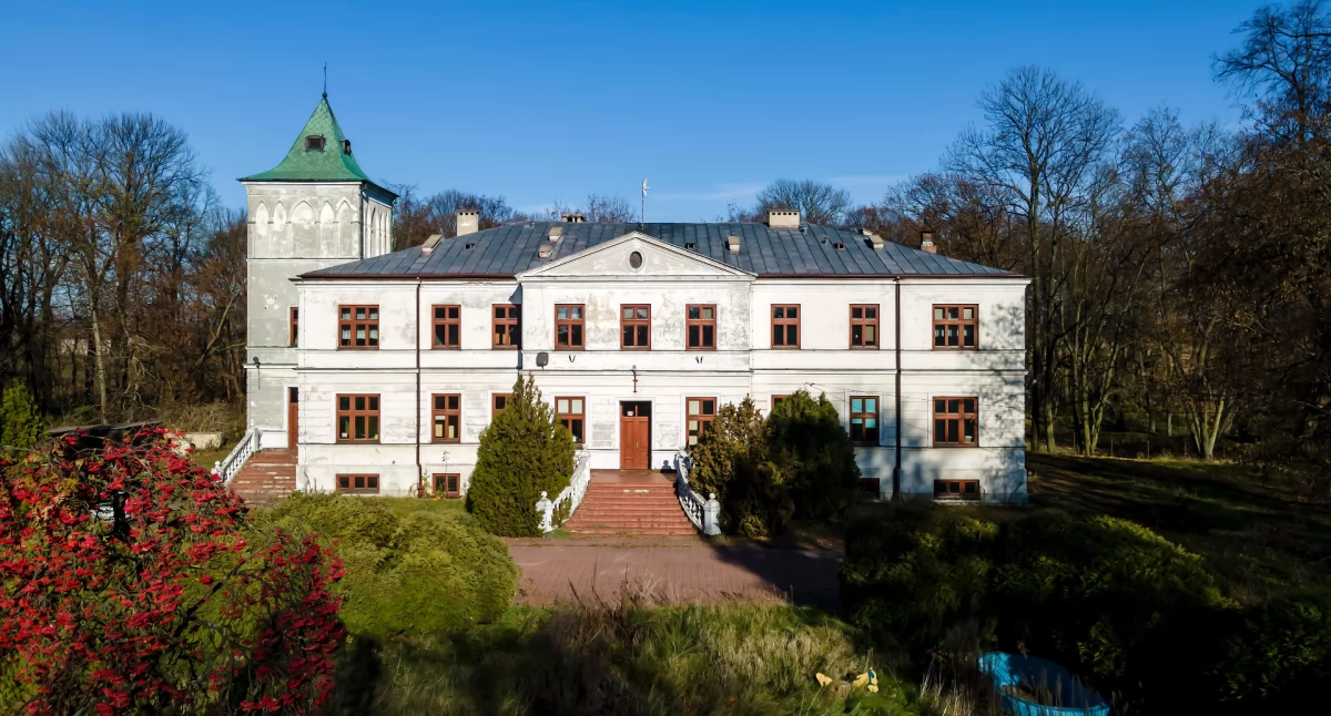 Kolejna próba powiatu na pozbycie się pałacu w Giżycach  