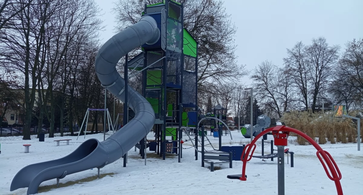 Wandale niszczą plac zabaw przy Al. 600-lecia