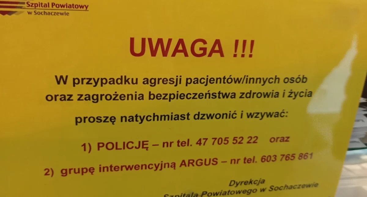 Żółta karteczka na okienku rejestracji RTG 