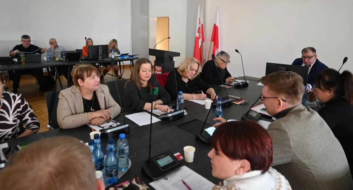 Radni powiatu podnieśli sobie diety 