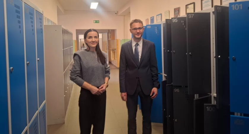 Zostały zakupione oraz zamontowane nowe półki w szafkach szkolnych w Gminie Rybno