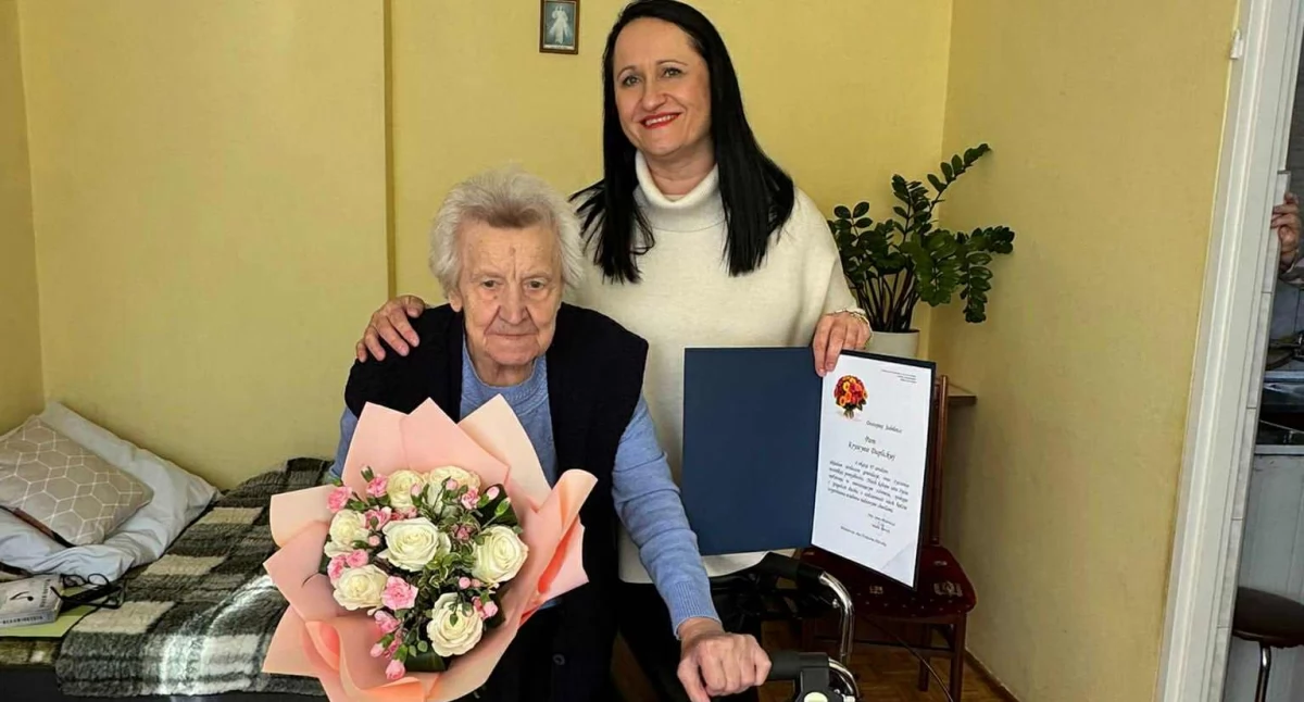 Wójt Gminy Młodzieszyn z odwiedzinach u najstarszej mieszkanki