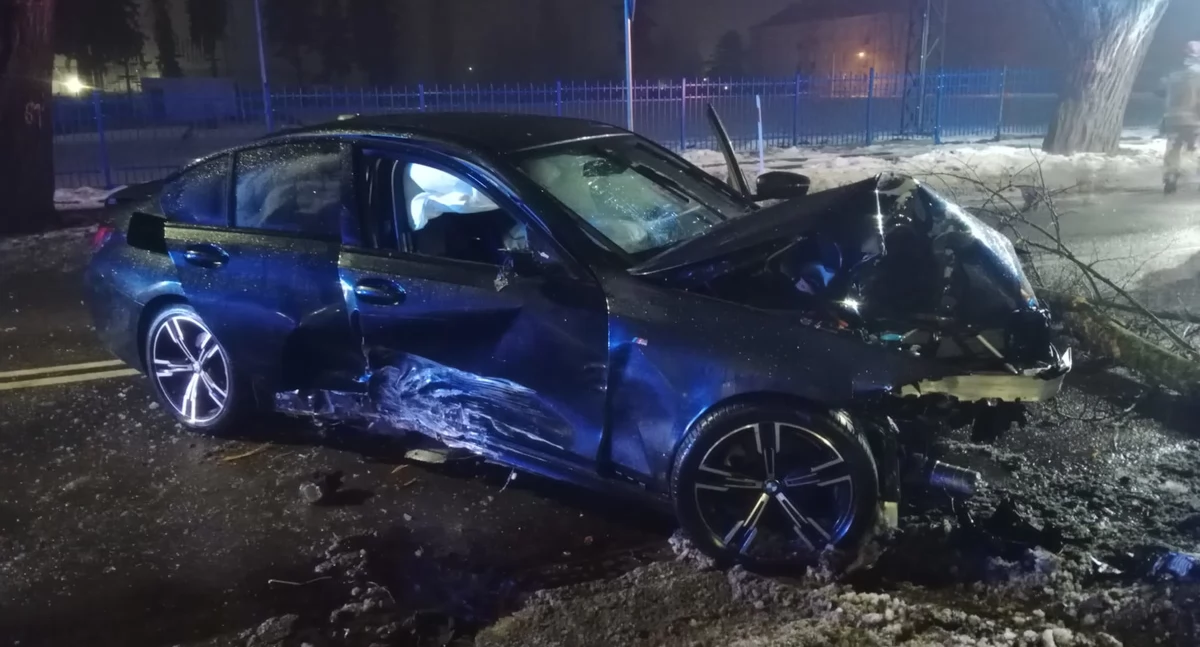 Stracił panowanie nad bmw i uderzył w drzewo - miał ponad 2 promile  