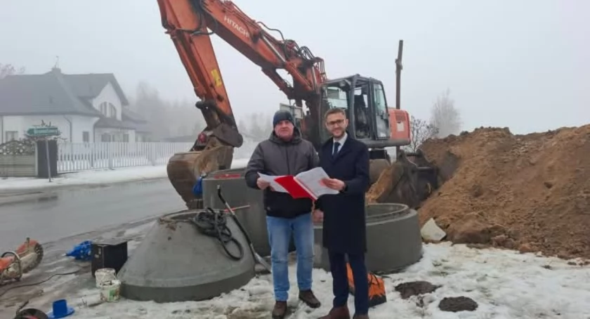 Trwa montaż studni betonowej wraz z zaworem redukującym ciśnienie wody w  Erminowie na istniejącej sieci wodociągowej