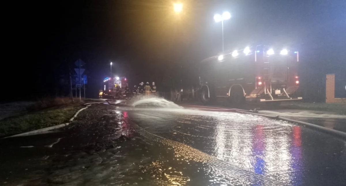 Intensywna doba strażaków w powiecie sochaczewskim - pożar poddasza i liczne podtopienia