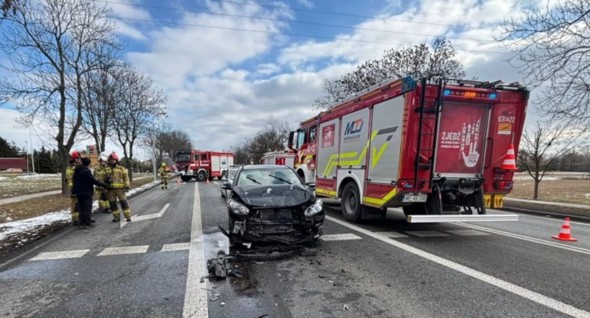 Wypadek w Paprotni na DK92 - zderzyły się dwa samochody osobowe  