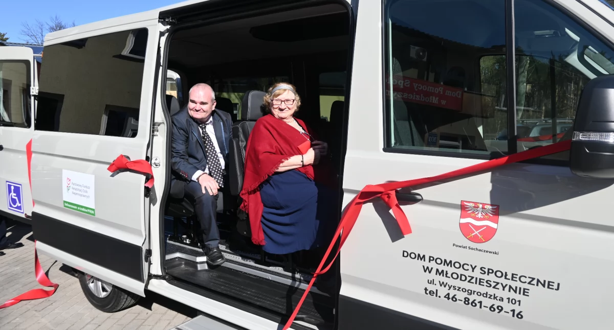 Mieszkańcy DPS w Młodzieszynie otrzymali nowego busa