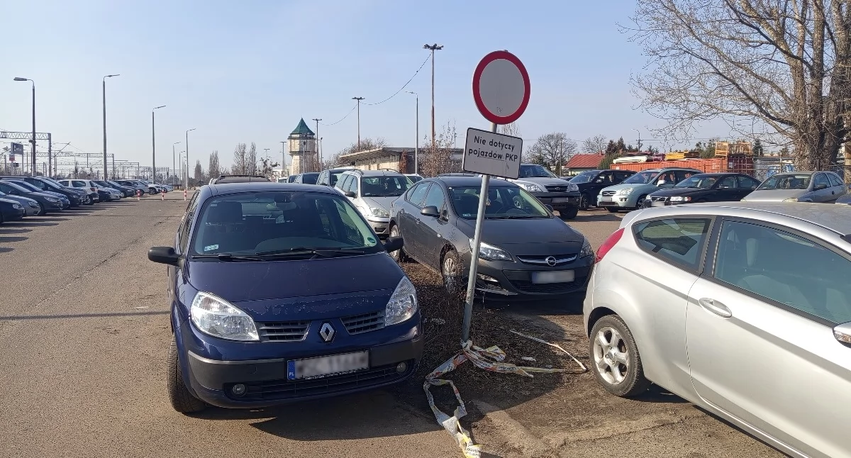 Kolej upomniała się o swoje - problemy z parkowaniem przy sochaczewskim dworcu