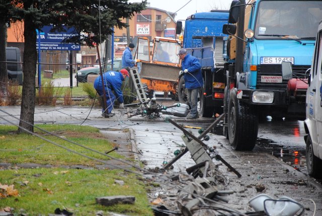 Powalił słupy na Żeromskiego - dostał mandat