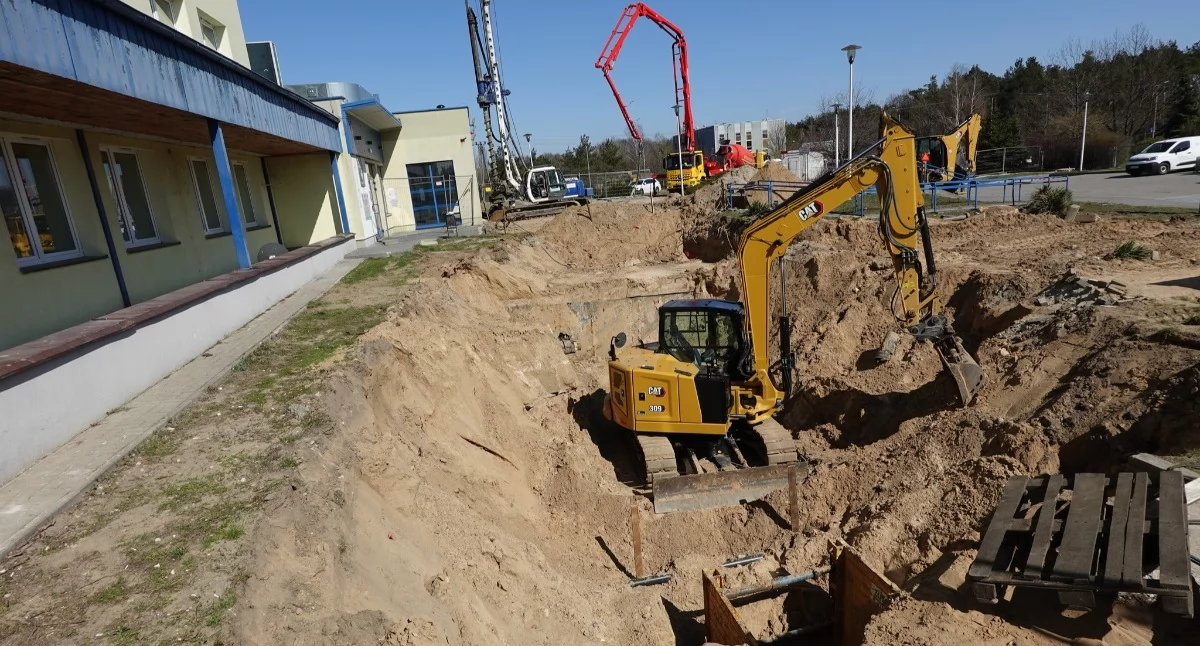 Trwa naprawa uszkodzonej sieci kanalizacyjnej w Sochaczewskim szpitalu 