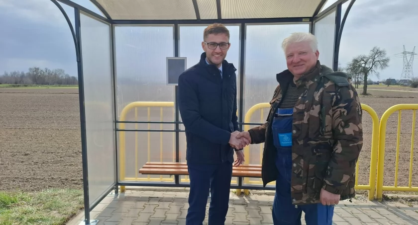 Gmina Rybno - Rozpoczął się montaż kolejnej wiaty przystankowej 