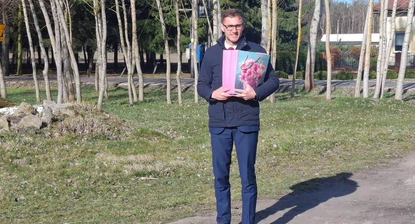 Wójt Gminy Rybno Damian Jaworski  w ramach akcji Podziel się na Wielkanoc 