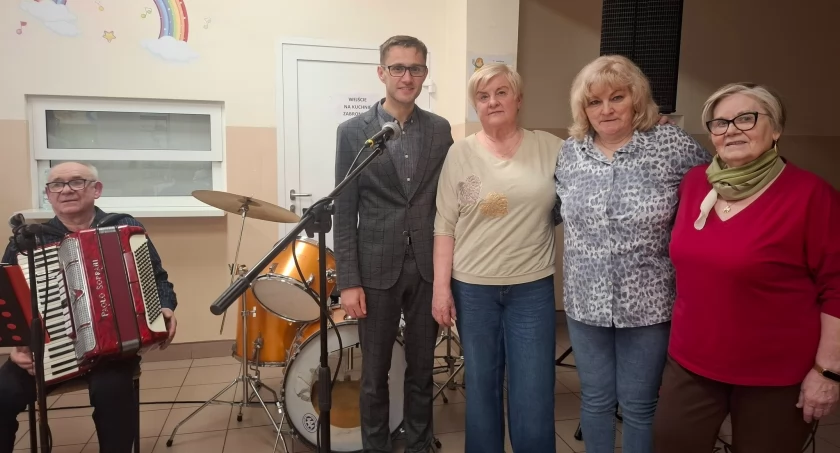 Powstaje zespół wokalno-instrumentalny, trwają zapisy