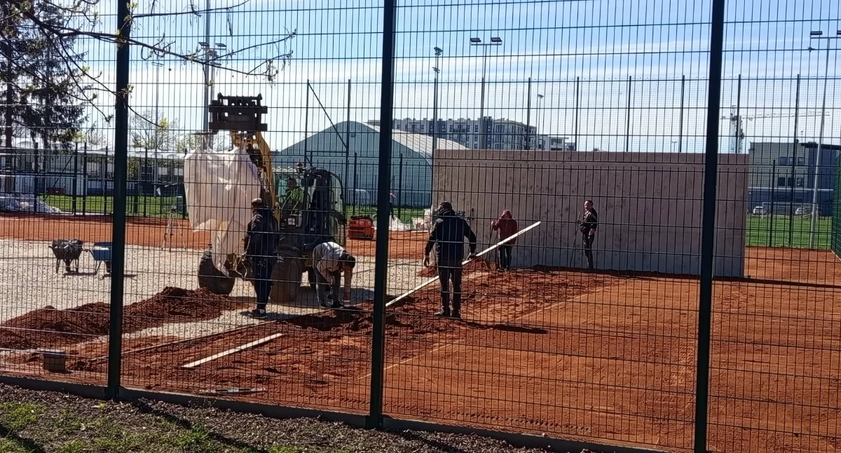 Kładą nową nawierzchnię na sochaczewskich kortach