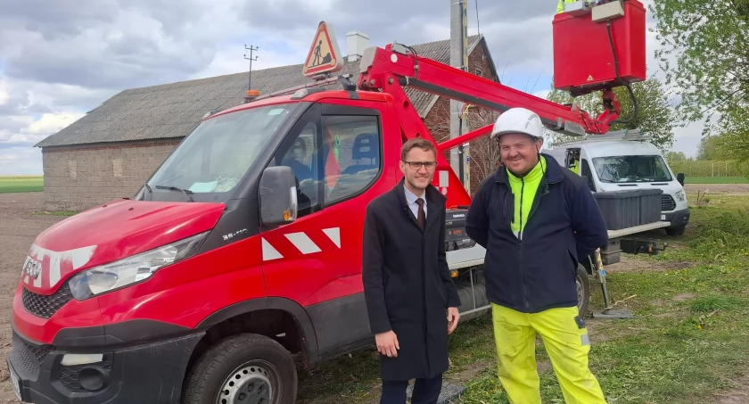 W miejscowości Koszajec trwają prace związane z poprawą oświetleniowej infrastruktury technicznej 