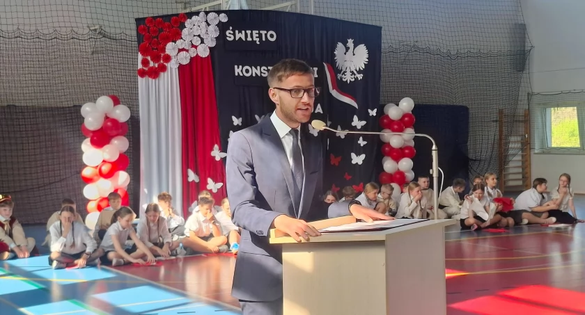 Uroczysty apel z okazji rocznicy Konstytucji 3 Maja w Szkole Podstawowej w Rybnie