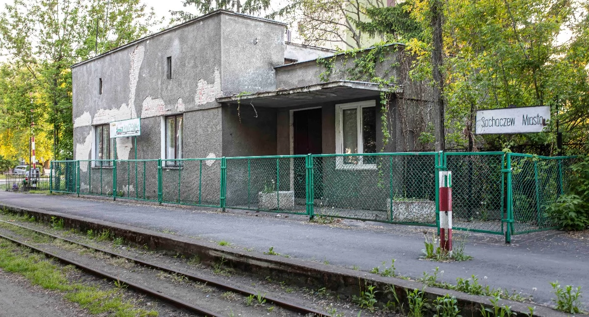 Budowa ścieżki rowerowej wzdłuż torów wąskotorówki w Sochaczewie wchodzi w kolejny etap 