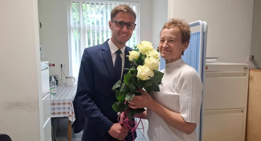 Wójt Gminy Rybno Damian Jaworski z wizytą w Ośrodku Zdrowia z okazji Międzynarodowego Dnia Pielęgniarek i Położnych