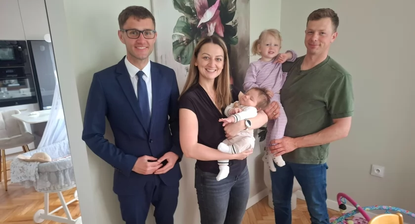 Wójt Gminy Rybno Damian Jaworski przywitał  najmłodszych mieszkańców, były gratulacje