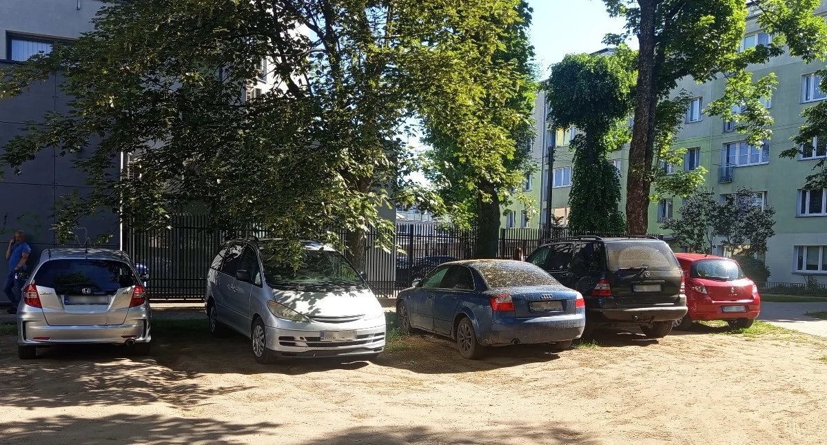 Problem z parkowaniem w centrum Sochaczewa - parkują nawet na skwerze