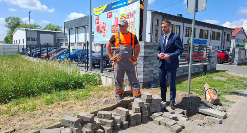 Trwa montaż nowej wiaty przystankowej w Rybnie