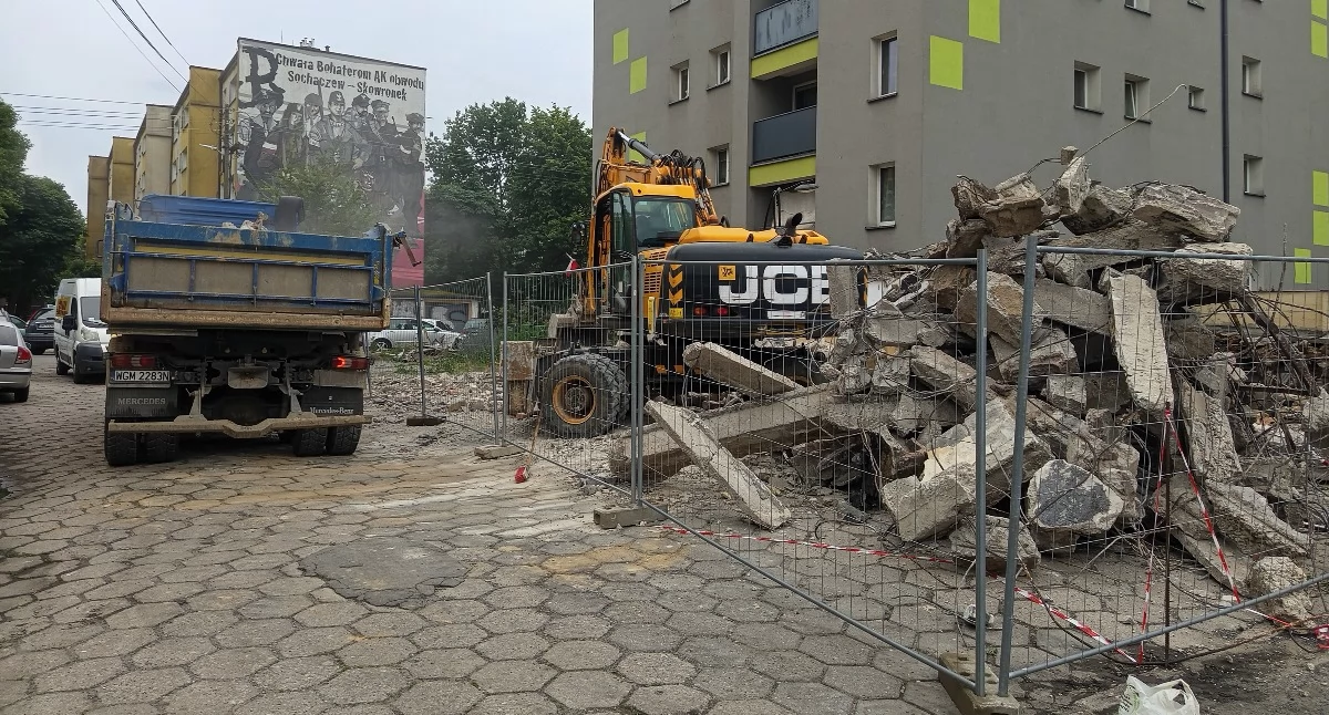 Koniec pewnej sochaczewskiej historii - kultowy budynek na Senatorskiej zrównany z ziemią