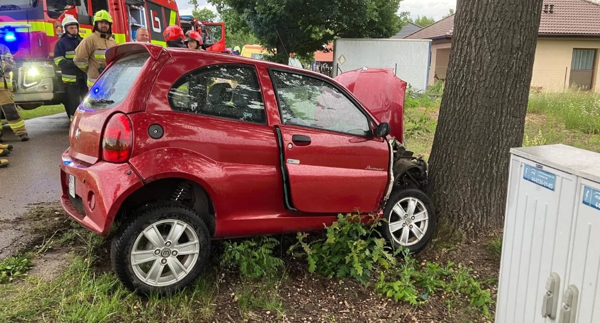 Wypadek microcara w Okopach - świadkowie postawili auto na koła, kierowca w szpitalu