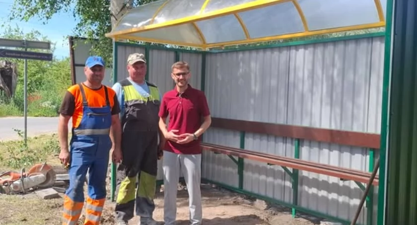 Trwa montaż  wiaty przystankowej w Karolkowie Rybnowskim
