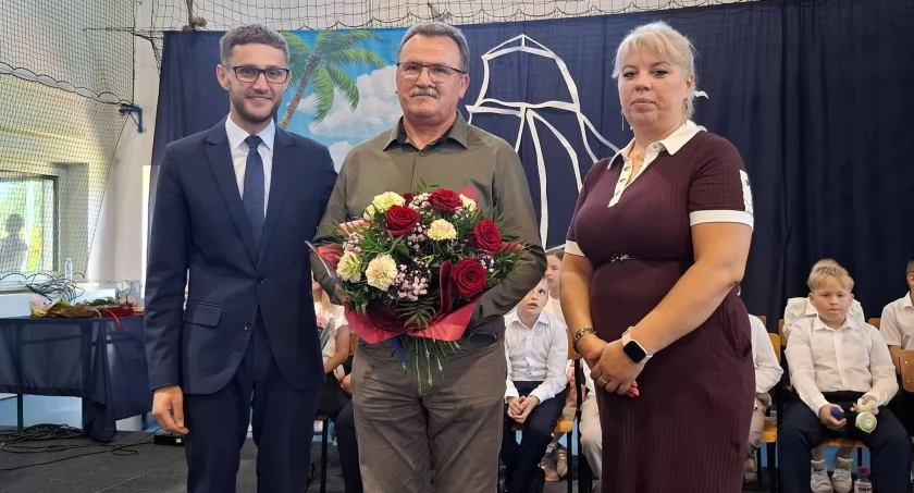Podziękowano za lata oddanej pracy. Wzruszające chwile podczas zakończenia roku szkolnego w Rybnie