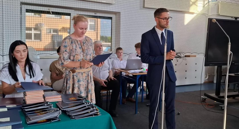 Wręczono stypendia Wójta Gminy Rybno za bardzo dobre wyniki w nauce i szczególne osiągnięcia sportowe