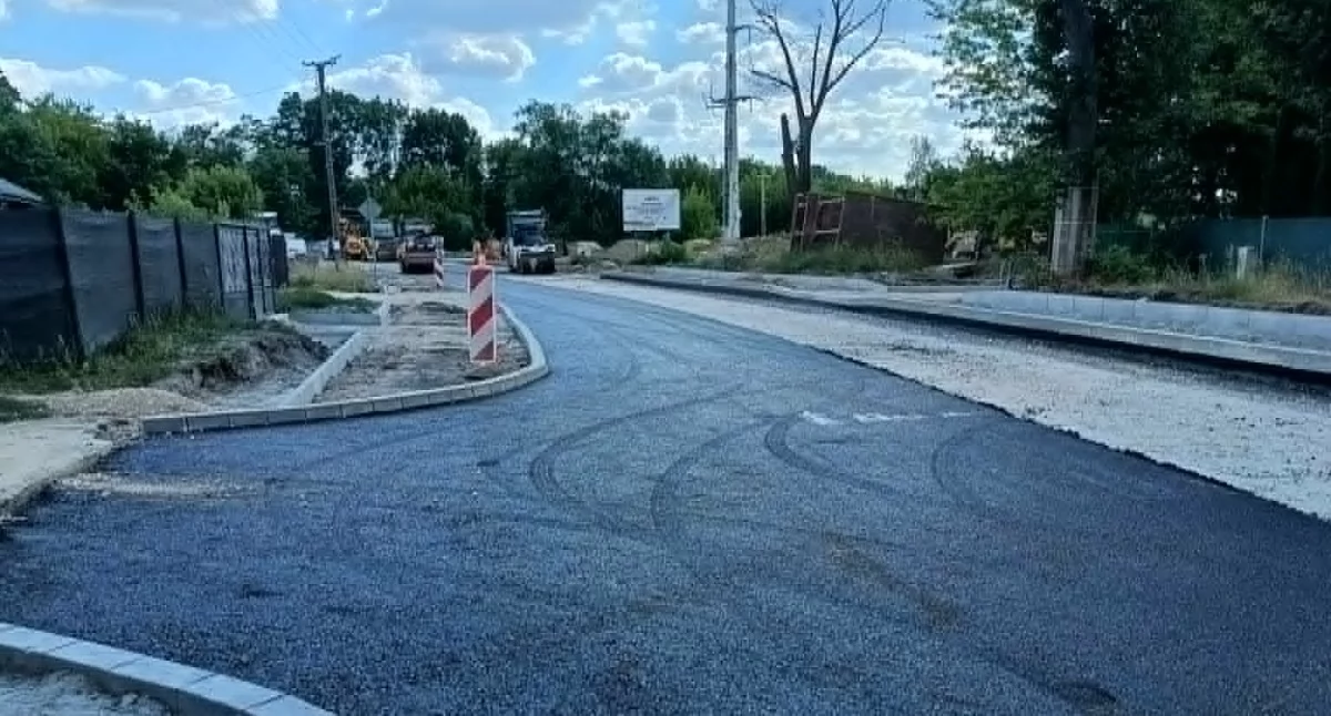 Kluczowe poprawki na Alei 600-lecia. Nowe przejście i ścieżka do kościoła, ale co z niszczejącymi schodami?
