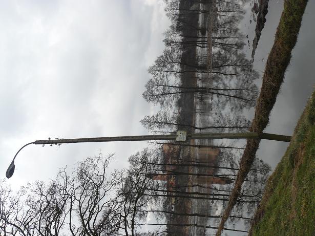 Zniszczone drogi, mosty i wały