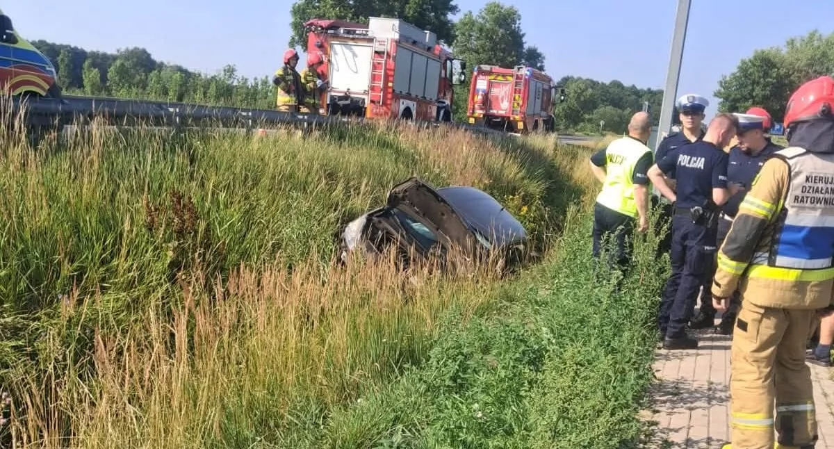 Wylądował w rowie - wypadek na DK92 w Starym Dębsku
