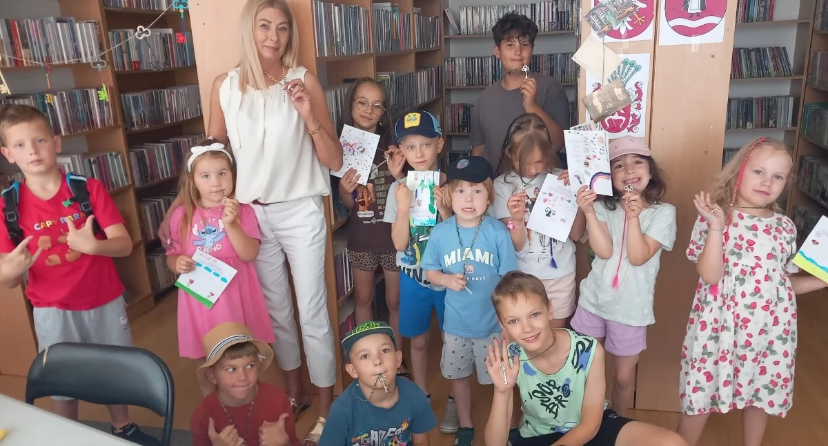 Drugi tydzień wakacyjnych przygód w bibliotece w Młodzieszynie pełen wspomnień i zabawy