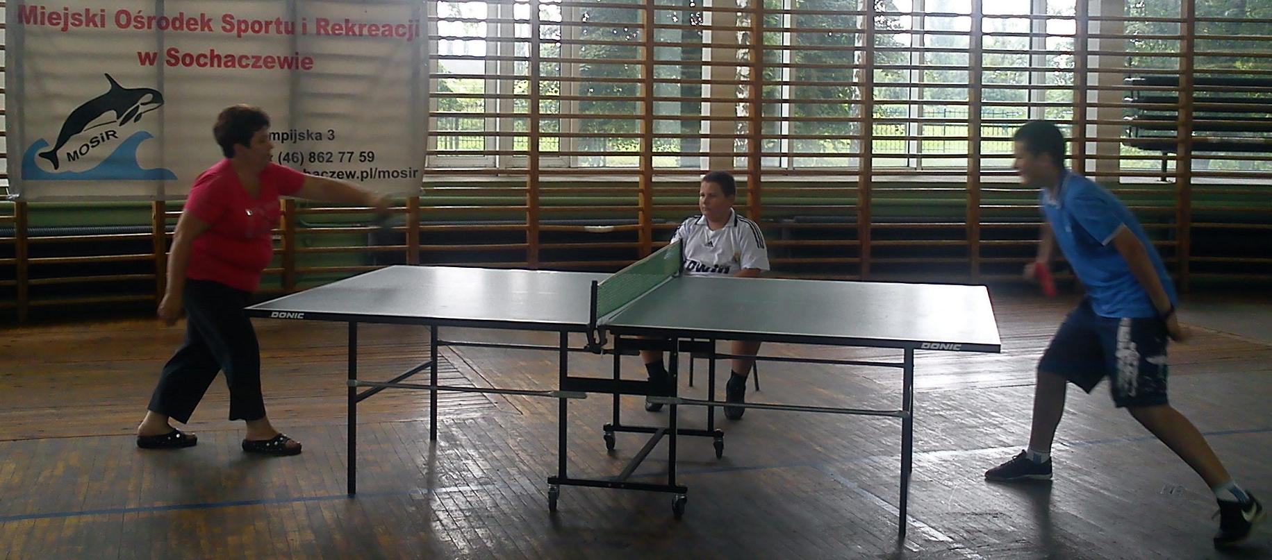 Tenis stołowy w chodakowskiej hali