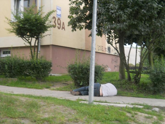 Przegranych karać, czy im pomagać? Bezdomni w Sochaczewie