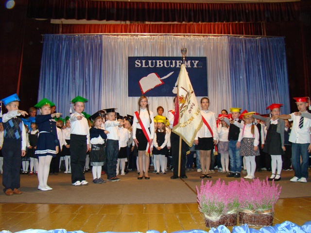 Pasowanie uczniów klas pierwszych...