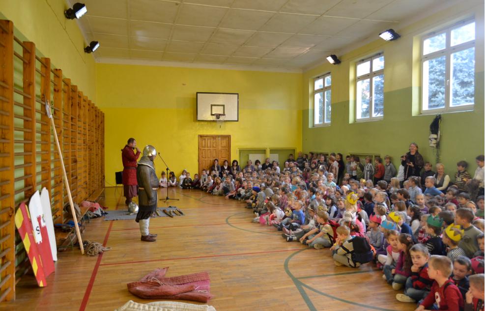 Knechci Miasta Sochaczewa na święcie patrona w SP nr 3