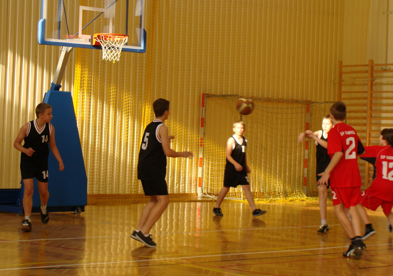 Sportowe zmagania w mini koszykówce chłopców