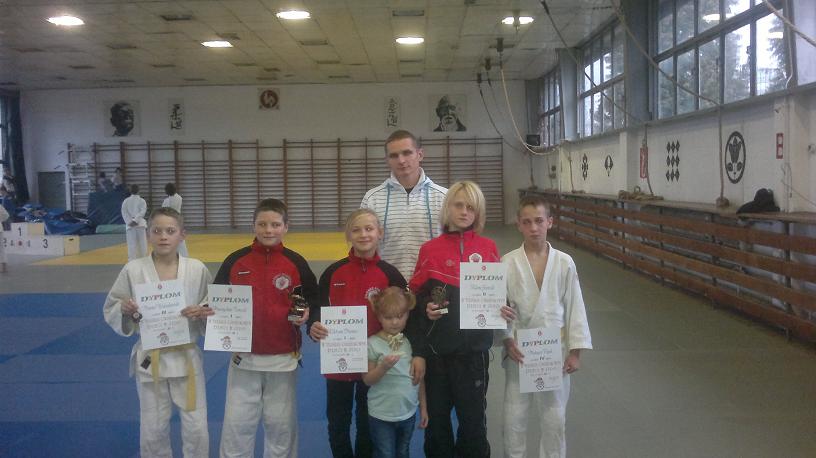 Medale dla Wiktorii, Przemka, Adama i Daniela z Gwiazdkowego Turnieju Judo w Warszawie.