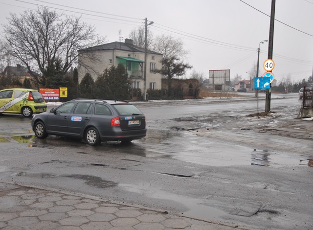 Płocka i Gawłowska z marketem w tle