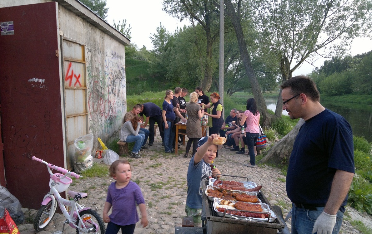 Motocykliści na przystani nad Bzurą