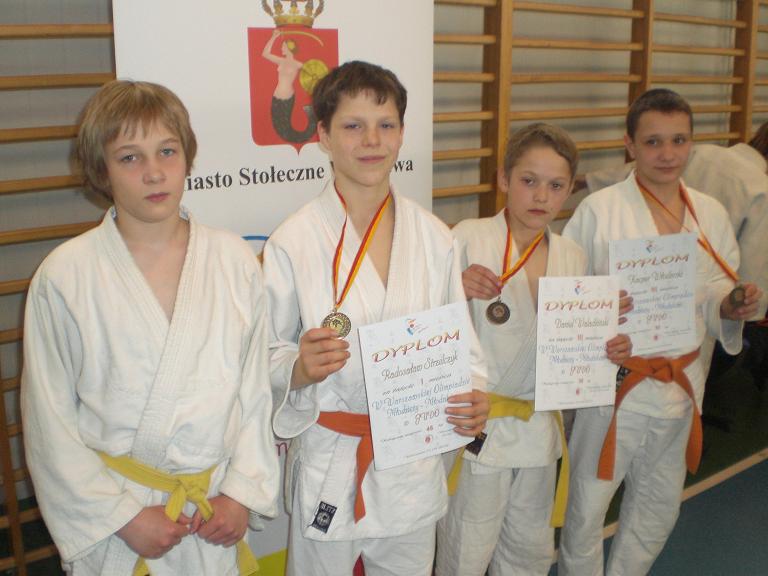 Radek Strzelczyk, Daniel Waladziński, Kacper Włodarski z medalami Warszawskiej Olimpiady Młodzieży w