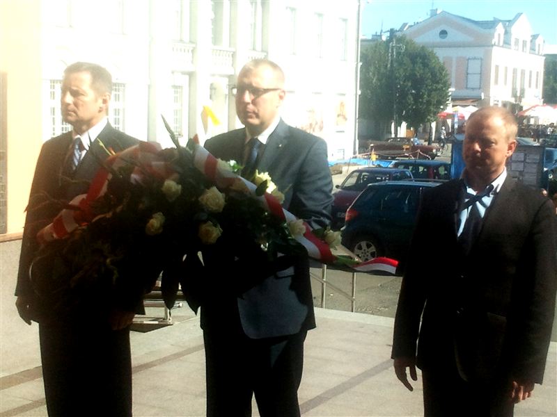 Kwiaty dla ofiar sowieckiej napaści