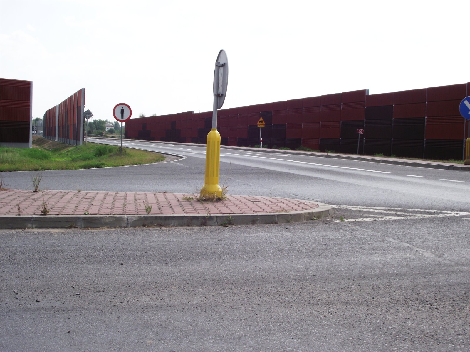 Ekrany przy obwodnicy straszą