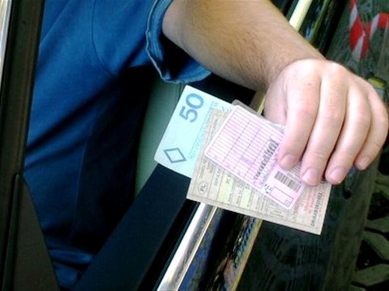 Próbował przekupić policjantów