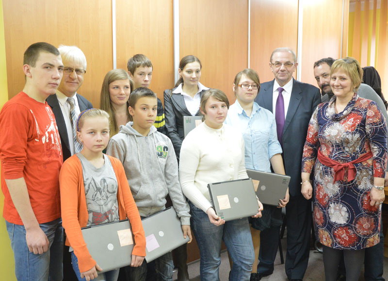 Starosta przekazuje laptopy dzieciom