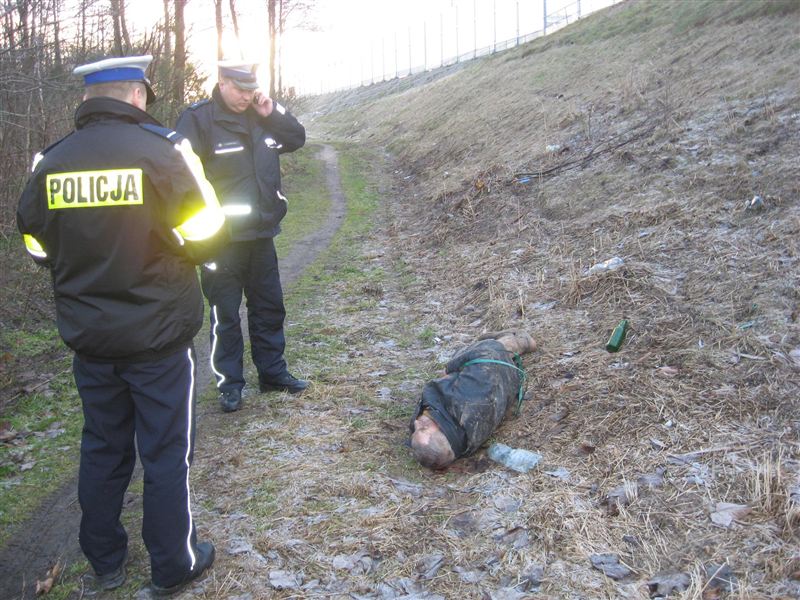 Drogówka ratuje człowieka